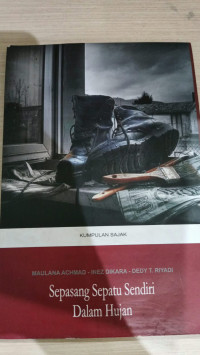 Image of SEPASANG SEPATU SENDIRI DALAM HUJAN